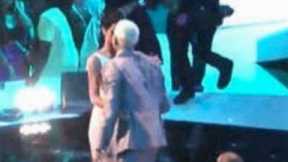 Rihanna and Chris Brown Kiss at VMAS 2012!