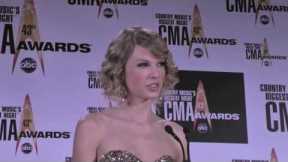 Taylor Swift backstage at the 2009 CMA Awards