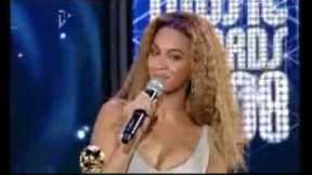 Beyonce Receives World Music Award 08
