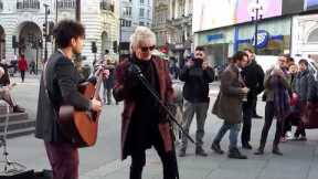 Rod Stewart - Impromptu street performance Handbags And Gladrags At London's Piccadilly Circus