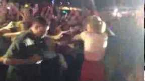 Taylor Swift Gets Angry and Pushes Security @ Sydney Concert | 4th Dec 2013