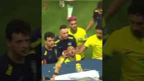 Neymar receives popcorn from a Brazilian fan and gets angry 🍿🤬💀 #neymar