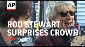 Rod Stewart surprises crowd with impromptu street performance