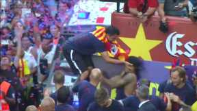 Xavi shoves Neymar during Barcelona Champions League parade