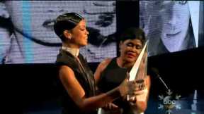 Rihanna-Diva.com - Rihanna receives the Icon Award from her mom at the AMAs