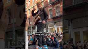 Ed Sheeran gives fans a street performance 😍