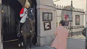 CHINESE TOURIST RUNS AT THE HORSE GET OUT #kingsguard