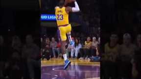 LeBron Recreates Kobe’s Reverse Windmill Dunk🤩🔥