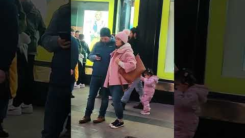 SURPRISE busker IMPRESSES the CROWD with 'VIVA LA VIDA'@GusMatheus #busking #guitar #singer #shorts