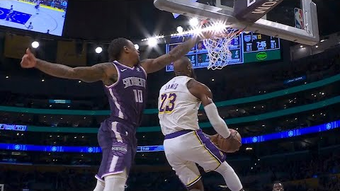 LeBron James Turns Back the CLOCK with a Reverse Dunk 😳