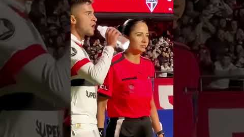 A heartwarming moment between athletes and journalists #kindness #athlete #fyp #foryou