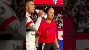 A heartwarming moment between athletes and journalists #kindness #athlete #fyp #foryou