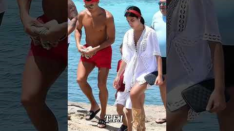 🌊A peaceful walk by the sea — Cristiano Ronaldo & Georgina Rodriguez|#trendyfootballicon #ronaldo