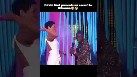 Kevin hart presents an award to Rihanna😂🤣 #shorts #rihanna #kevinhart #funny #viralvideo #trending