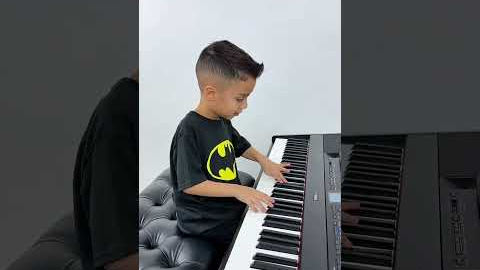 5 Year Old Plays Fur Elise by Beethoven! 💙 - Jelijah Diaz
