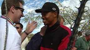 Fans come to Tiger Woods' rescue at 1999 Phoenix Open