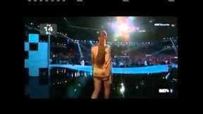 Rihanna Throws Stack of Money at Stephen Hill's Face at 2015 BET Awards — and Her Fans Loved It