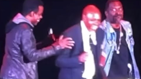 Dave Chappelle attacked on stage and continues to crack jokes with Jamie Foxx and Chris Rock