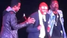 Dave Chappelle attacked on stage and continues to crack jokes with Jamie Foxx and Chris Rock
