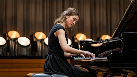 She Was Told to Play a Simple Piano Tune — Then She Stunned Them All with a Fiery Masterpiece...