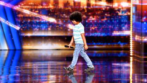 9-Year-Old Boy Plays Piano and Sings Like a Pro… Then Makes Everyone Stand Up